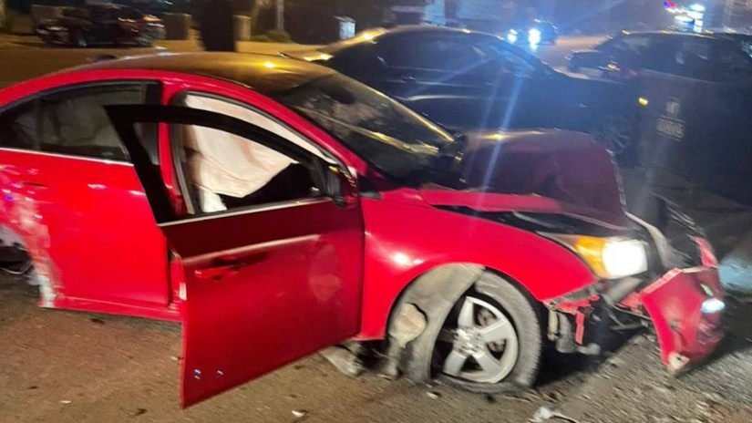 ავტომობილი 3 ადამიანს დაეჯახა