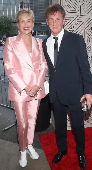 შერონ სტოუნი და შონ პენი ერთად წითელ ხალიჩაზე