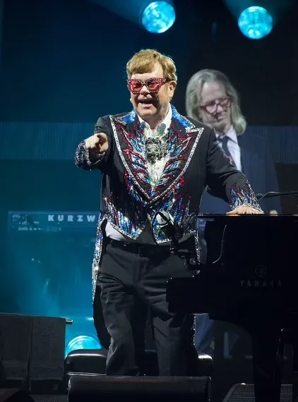 75 წლის ელტონ ჯონის შეუდარებელი ლაივი