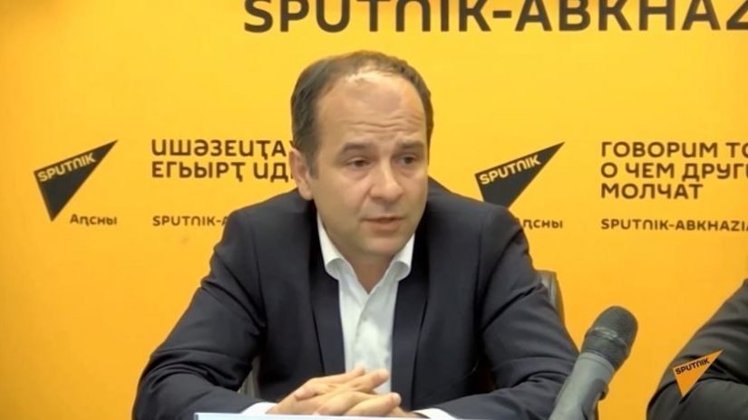 “სამეულიდან თუ ვინმე იმსახურებს კანდიდატის სტატუსს, ეს საქართველოა” – ოკუპირებული აფხაზეთის ე.წ. პრეზიდენტის თანაშემწე