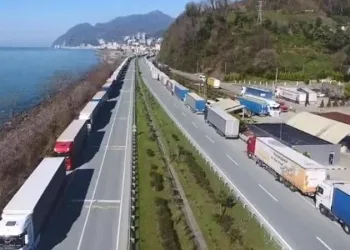 სატვირთო მანქანების უპრეცედენტო რაოდენობაა – რა ხდება სარფში