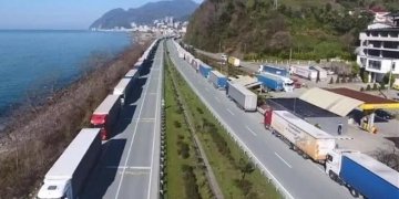 სატვირთო მანქანების უპრეცედენტო რაოდენობაა – რა ხდება სარფში