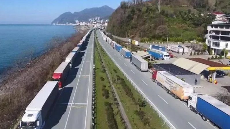 სატვირთო მანქანების უპრეცედენტო რაოდენობაა – რა ხდება სარფში