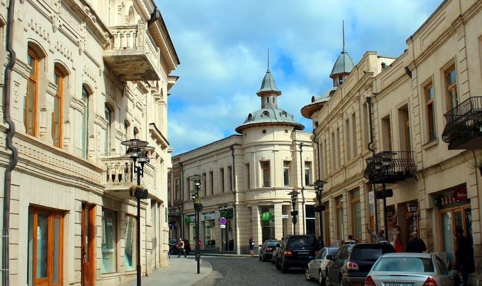 სამ და ოთხ რიგად ჩაყენებული მანქანები ძალიან უბადრუკ სურათს ქმნის-ქუთაისში ახალი ინიციატივით გამოდიან