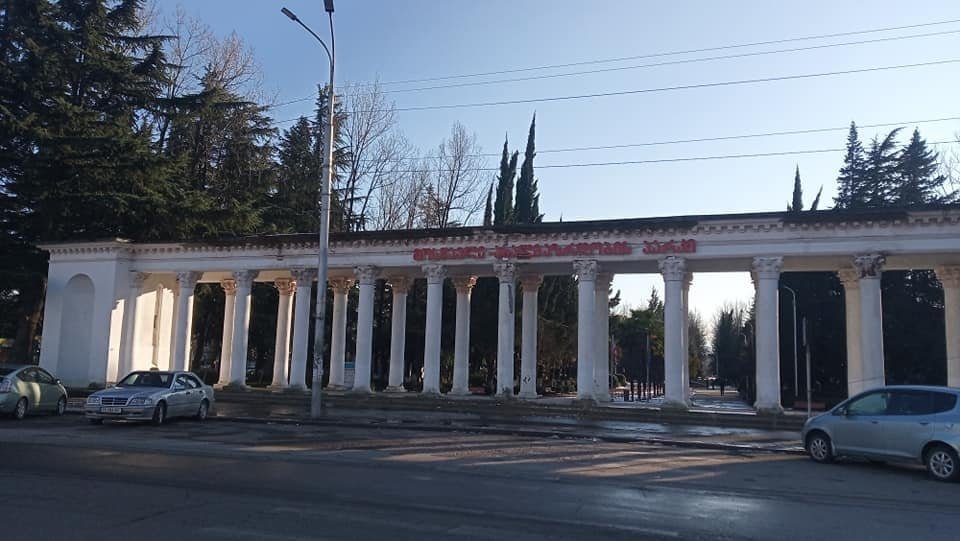 მშობლებო ფრთხილად, მისულა 50-60 წლის მამაკაცი – რა ხდება ე.წ პიონერთა პარკთან