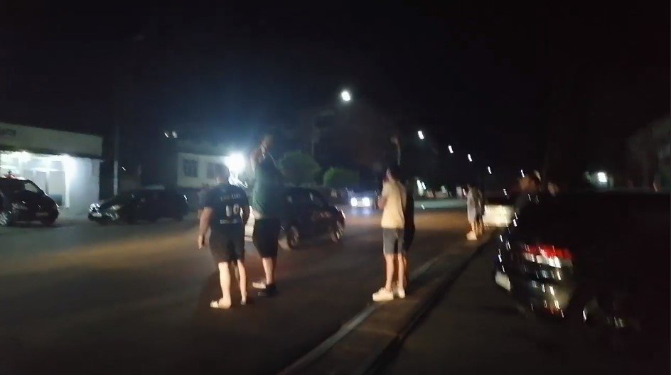 “ზუგდიდში იმ ქუჩაზე სადაც გუშინ მანქანამ ბებია მოკლა და 7 წლის ბავშვი დღემდე უმძიმეს მდგომარეობაშია ეს ხდება.”