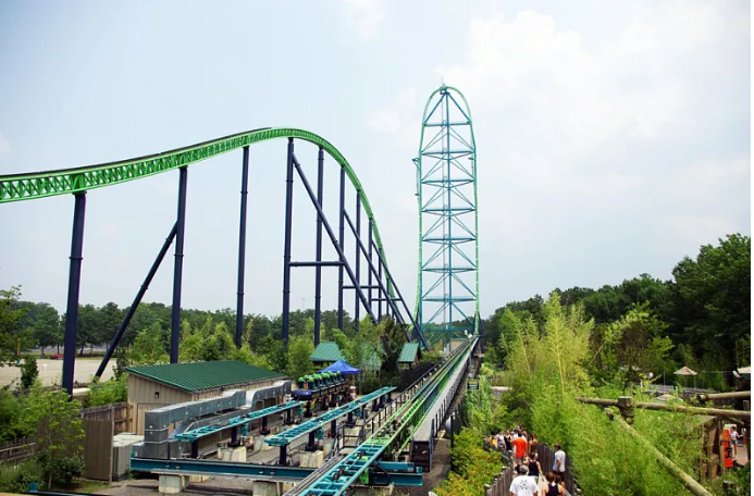 ატრაქციონზე მოძრავი ორი მატარებელი შეეჯახა | დაშავებულია 30 ადამიანი