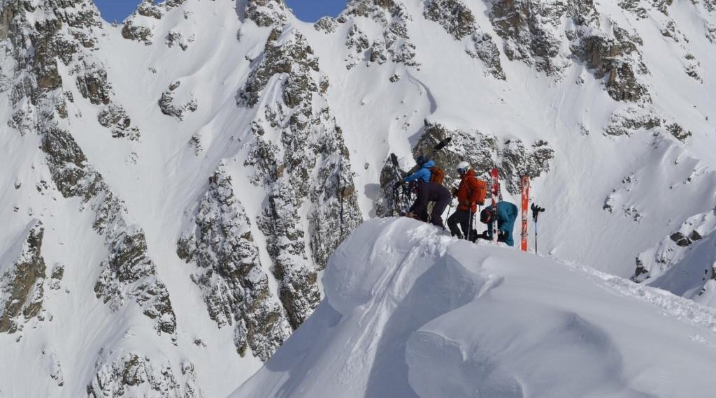 მწვერვალ თეთნულდისკენ მაშველთა ჯგუფი ფეხით მიემართება