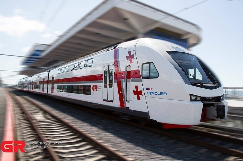 შემაწუხებელია მატარებლის ვაგონში, ბოლო ხმაზე ამღერებული რუსული | ჟურნალისტი საქართველოს რკინიგზას მიმართავს