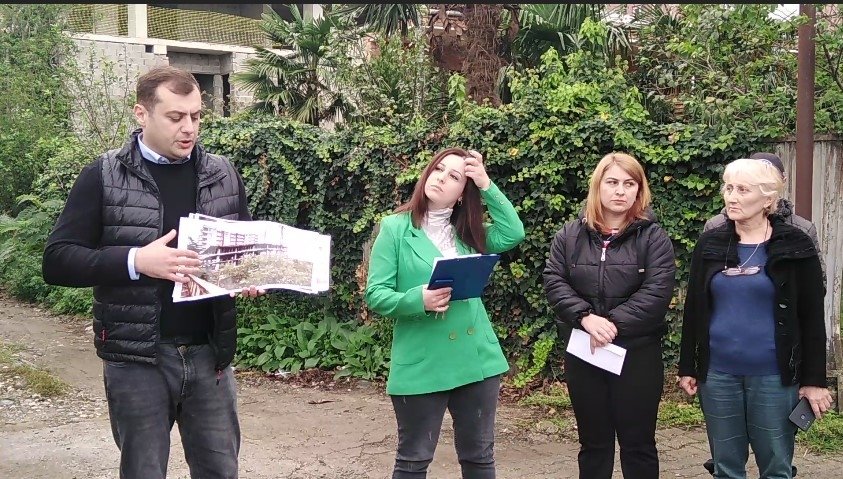 ქუთაისში განჯის ქუჩის #12 ბინის მცხოვრებლები ბიზნესმენ დავით კოსტავას უპირისპირდებიან