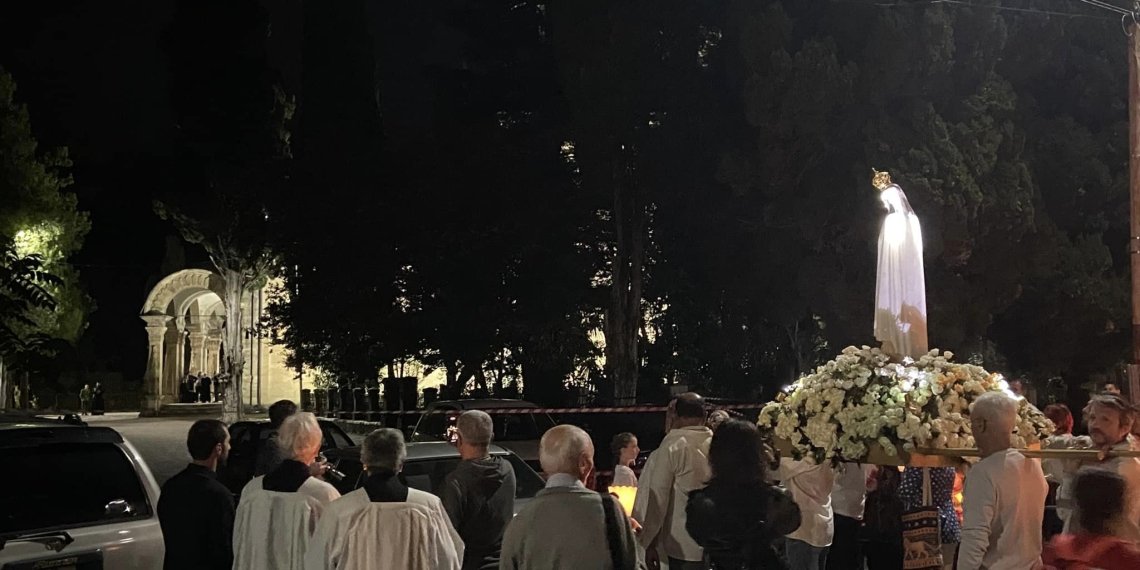 ეკლესიის ეზოში შესვლა შეუძლებელი აღმოჩნდა- რა მოხდა ქუთაისში