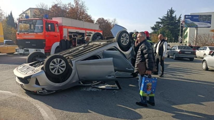 მძღოლი ადგილიდან მიიმალა – ავარია თელავის ცენტრში