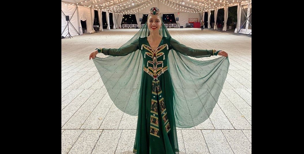 ასობით უცხოელი ფეხზე იდგა და ქართულ კულტურას ტაშს უკრავდა-რას წერს ქუთაისელი გოგონა