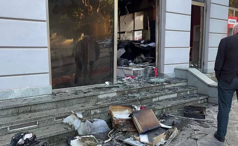 ბათუმში ბანკის შენობა დაიწვა