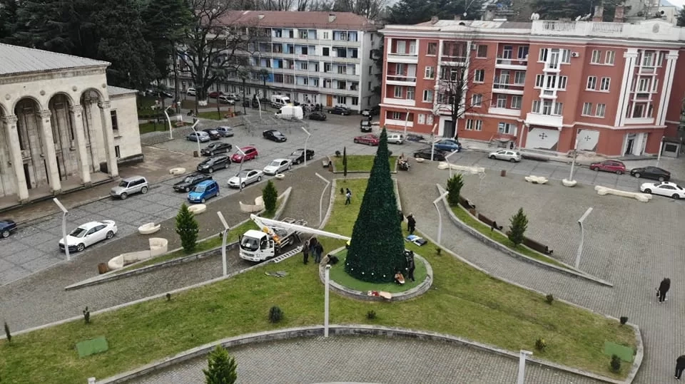 ნაძვის ხე მისი მორთულობებით ზესტაფონის მერიას წელს 110 000 ლარი უჯდება