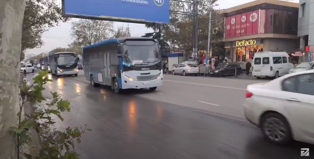 მძღოლი სიგარეტის მოსაწევად იყო ჩასული-რას ყვება ქუთაისში ავტობუსის გატაცების მცდელობისთვის დაკავებულის ადვოკატი