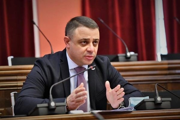 “ცოლი ორჯერვე ნიუ იორკში ამშობიარა”-წერს თომა რუსტიაშვილი