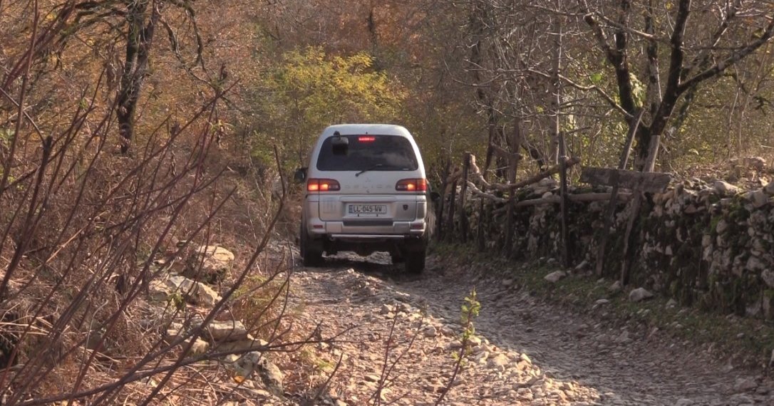 “ამ 70 ადამიანის უკან 70 ოჯახი დგას”-ხონის მერი გორდის კანიონამდე მისასვლელ გზაზე