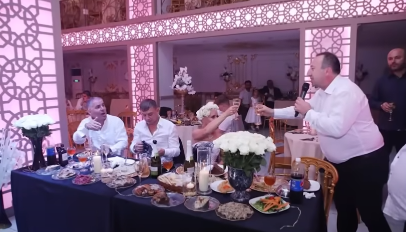 დათო ლიკლიკაძე ე.წ ქურდების ქორწილში თამადად – დალია თუ არა მან ქურდების სადღეგრძელო (+ვიდეო)