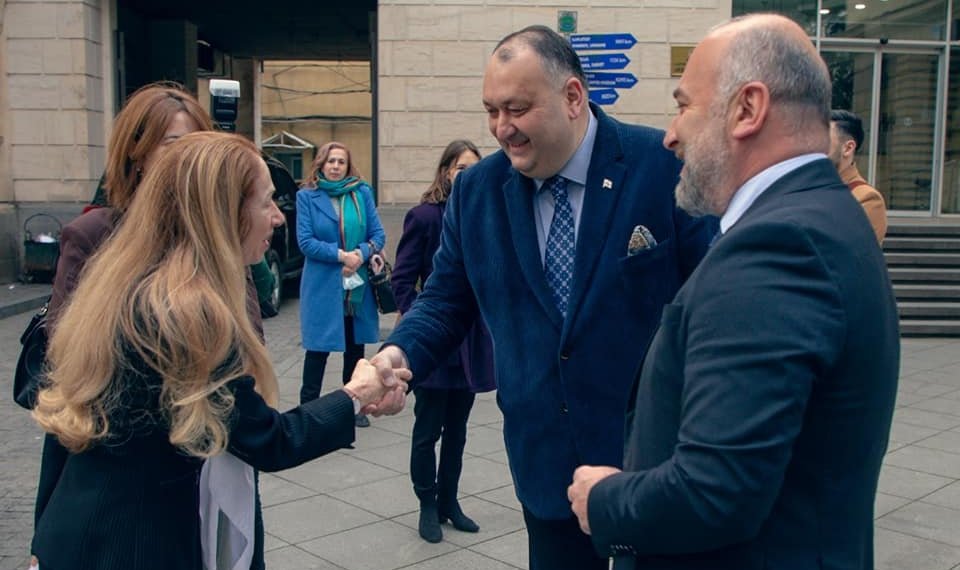 ვისაუბრეთ რეგიონის საჭიროებებსა და… -ამერიკის ელჩს ქუთაისში უმასპინძლეს