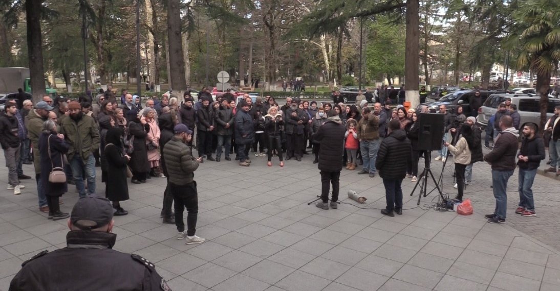 “ყოველთვის ეს მცდელობებია რომ სადღაც დაგიბარონ.. “-ქუთაისში აქცია გაიმართა