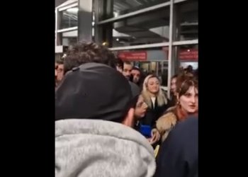 “გვშია, გვცივა, გვწყურია”-პარიზის აეროპორტში მყოფი ქართველები დახმარებას ითხოვენ