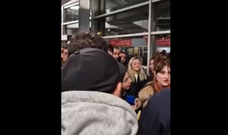 “გვშია, გვცივა, გვწყურია”-პარიზის აეროპორტში მყოფი ქართველები დახმარებას ითხოვენ