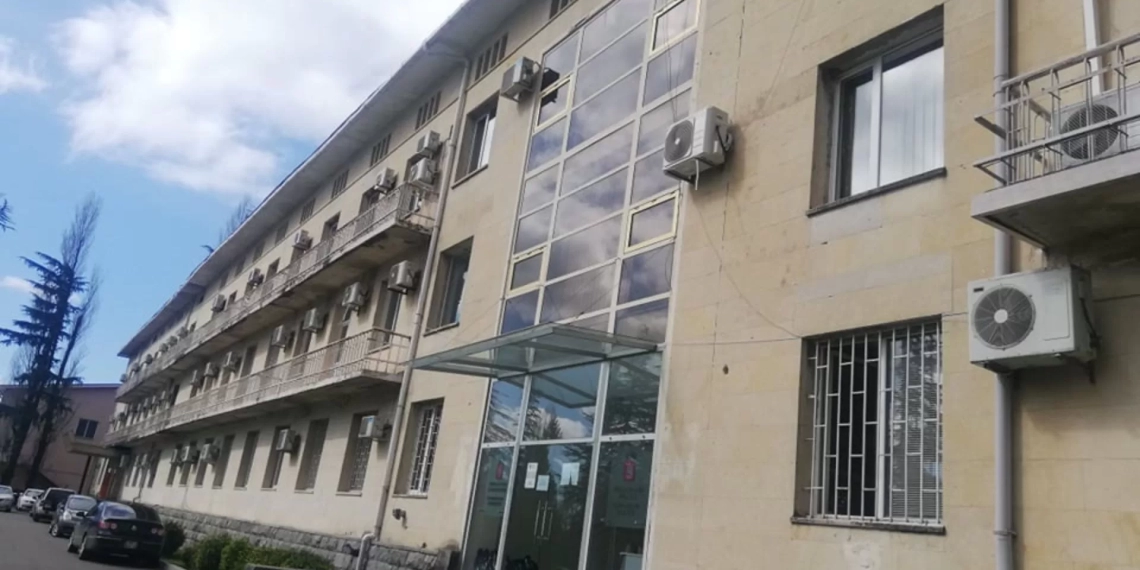 რა პასუხი აქვთ ოზურგეთში 64 წლია მამაკაცის ორსულობის მუხლით დათხოვნაზე