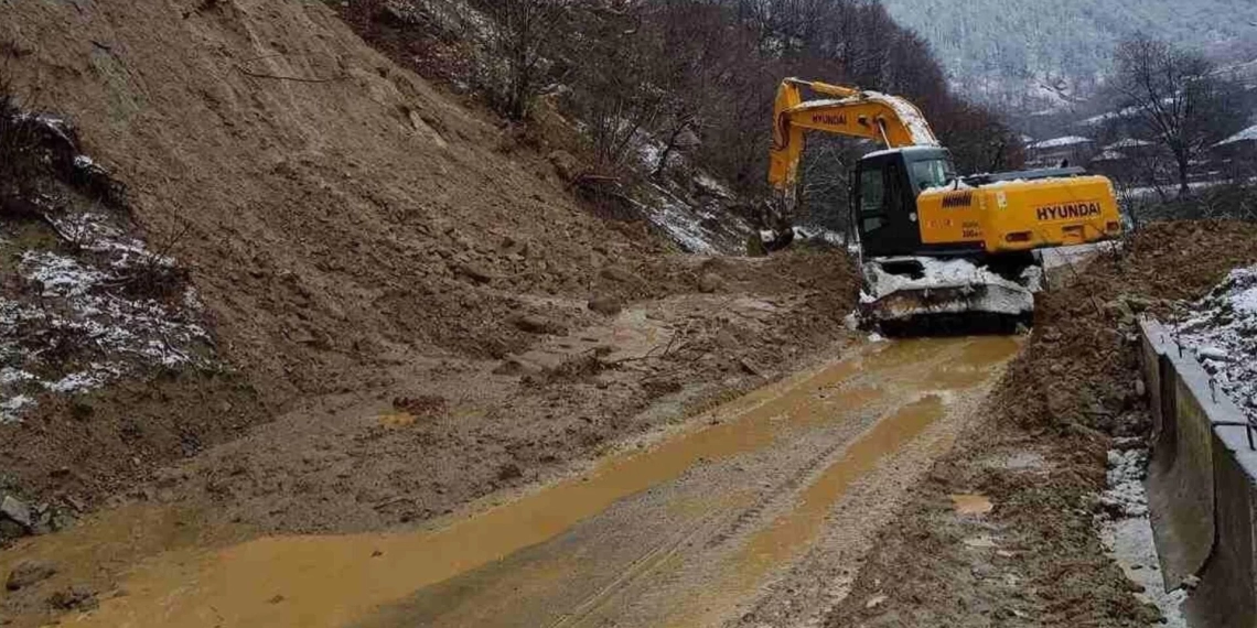 კლდის მასის ქვეშ მოყოლილ მანქანაში მყოფი მამაკაცი გარდაიცვალა