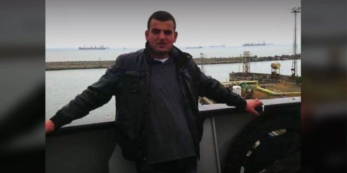 უარის შემდეგ კი მისი სახლის ჭიშკარს მეგობრის კუთვნილი სატვირთოთი დაეჯახა