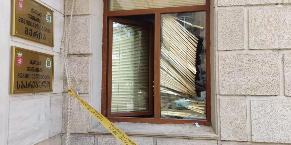 ბარით შეიარაღებული ადამიანი ქუთაისის მერიაში შეიჭრა