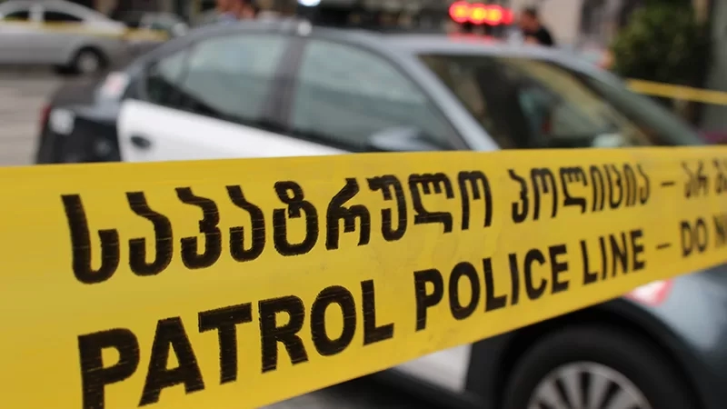 დააკავეს არასრულწლოვანზე სავარაუდო სექსუალურ ძალადობაში ეჭვმიტანილი მამა და კიდევ ერთი პირი