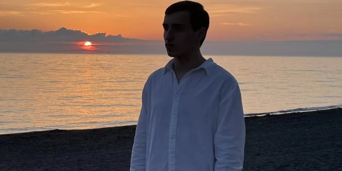 “ნიკას სიცოცხლის დაისი…“-ახლობლები ავარიაში დაღუპულ ახალგაზრდას ემშვიდობებიან