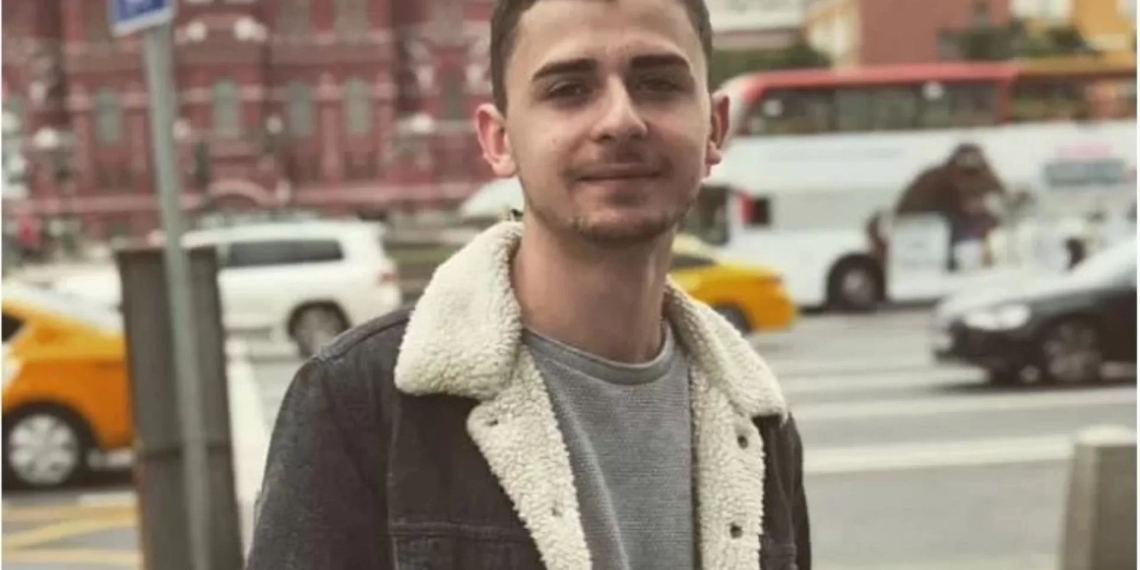 მშვიდობით მეგობარო, გავქვავდი | მეგობრები ახალგაზრდა ბიჭს ემშვიდობებიან