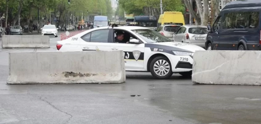 წერეთლის გამზირზე სადაც გზის სარეაბილიტაციო სამუშაოები მიმდინარეობს, მოქალაქე ორმოში ჩავარდა