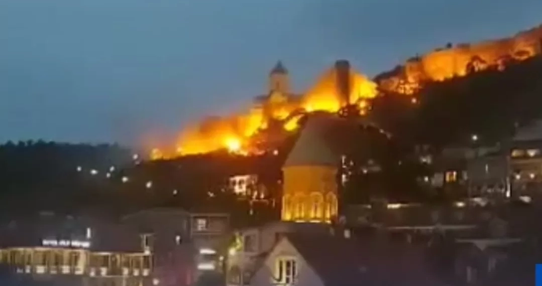 ნარიყალას მიმდებარე ტერიტორიაზე ხანძარია