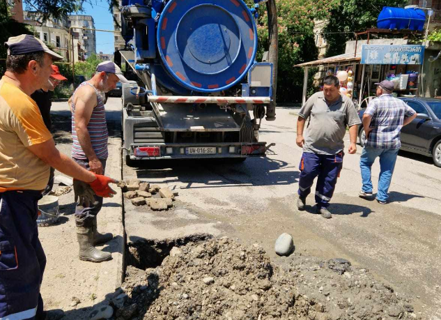 არაყიშვილის ქუჩაზე კანალიზაციის გაწმენდითი სამუშაოები მიმდინარეობს