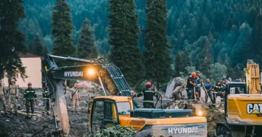 შოვში სამაშველო სამუშაოები სპეციალური განათების ფონზე მიმდინარეობს