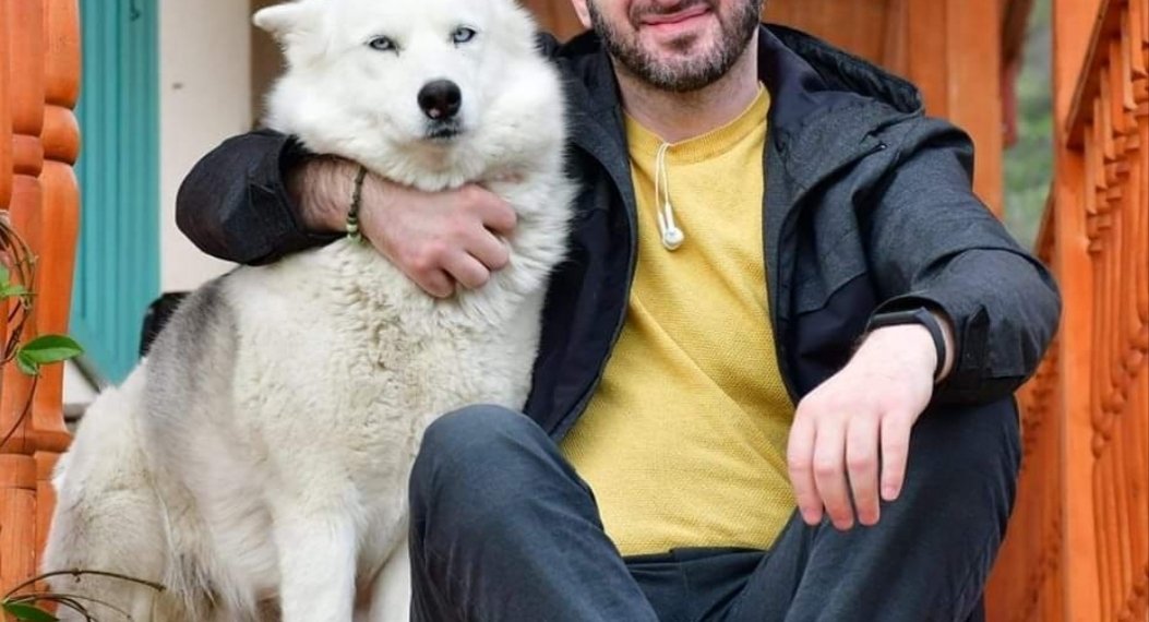 ქუთაისი მარჯვენა პროფილით რეზო ჭეიშვილს ჰგავს,მარცხენათი რეზო გაბრიაძეს-გიორგი კეკელიძე