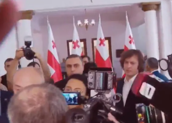 პარლამენტის ფოიეში, ოპოზიციასა და „ქართული ოცნების“ დეპუტატებს შორის ხელჩართული ჩხუბია