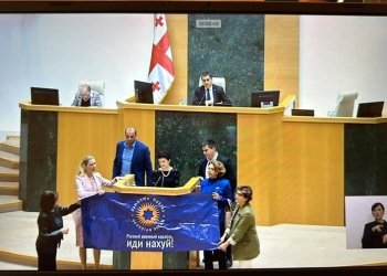 ოპოზიციონერმა ქალმა დეპუტატებმა წულუკიანის გამოსვლისას ტრიბუნასთან პლაკატი გაშალეს