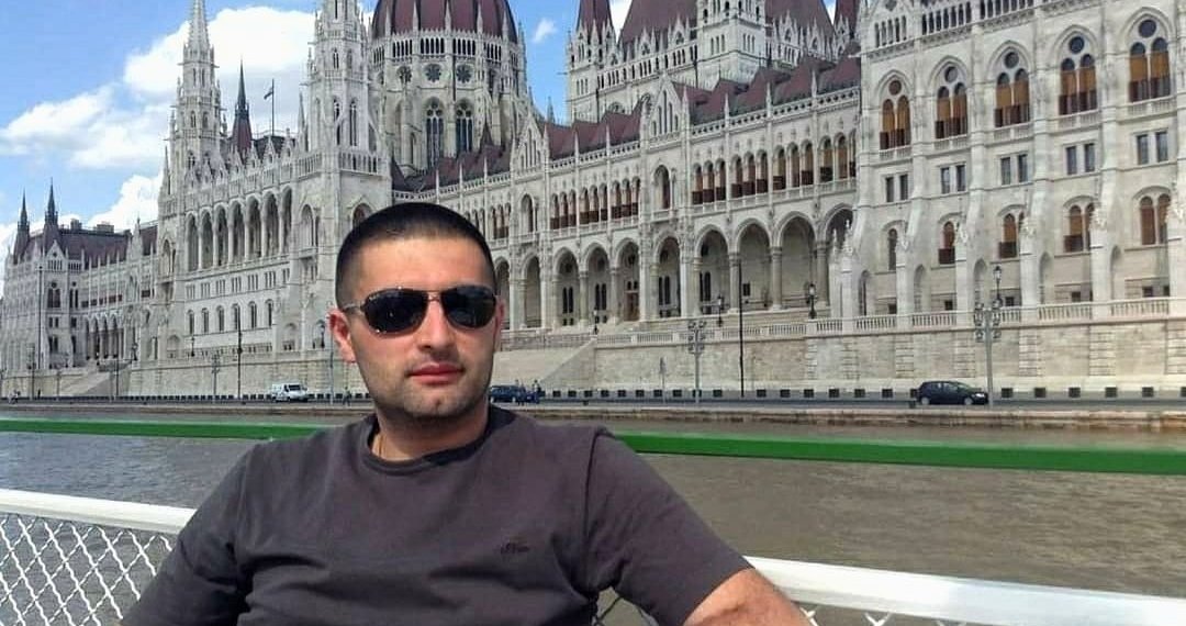 უსაყვარლესი პიროვნება – ახლობლები ახალაგაზრდა ბიჭს ემშვიდობებიან