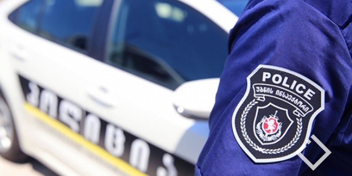 კაცმა ყოფილი ცოლი მოკლა და შვილი დაჭრა