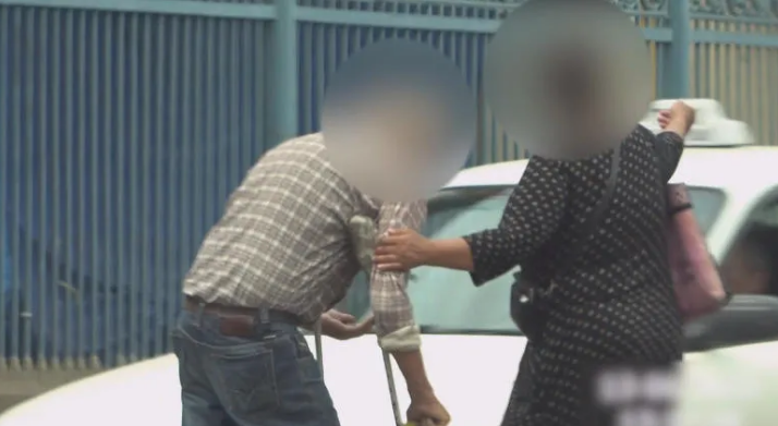 ორის ნახევარზე ერთი ჭიქა გააკეთა, ნახე როგორ ფეხებზე კიდია – როგორ აიძულებდნენ შშმ პირვებს მოწყალების თხოვნას (+ვიდეო)