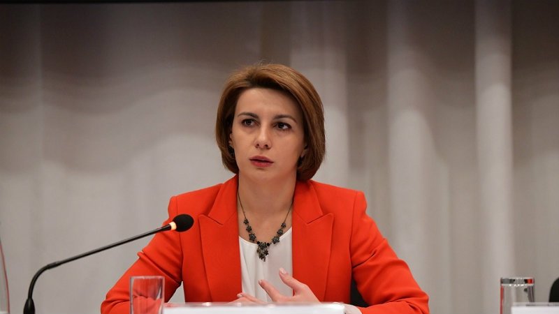 მათი მტკიცებით, პრეზიდენტს როდესაც სხვა ქვეყნის პრეზიდენტი ურეკავს, ტელეფონი არ უნდა აიღოს. ეს არის აბსურდი – თამარ ჩუგოშვილი