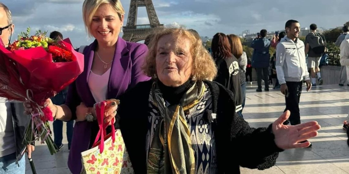 “გაცისკროვნებული სახით შეჰყურებდა თითოეულ ნაგებობას”-83 წლის მასწავლებელმა ოცნება აიხდინა