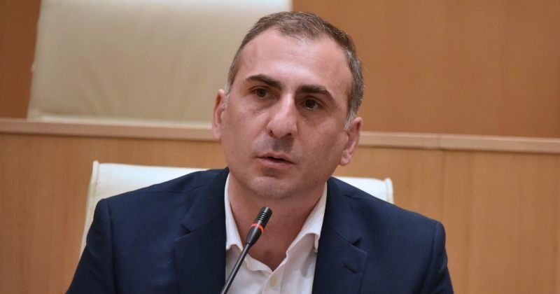ელისაშვილი პარლამენტის თავმჯდომარის გადაწყვეტილებით,სხდომათა დარბაზიდან გააძევეს