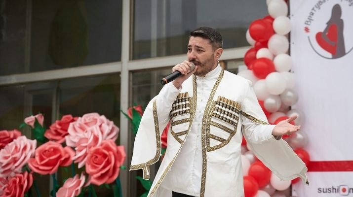 გარ­და­იც­ვა­ლა ახალ­გაზ­რდა ქართველი  მომ­ღე­რა­ლი და მსა­ხი­ო­ბი