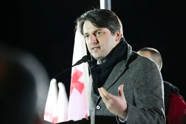 რატი ამაღლობელი თამაზ გინტურს ლექსს უძღვნის