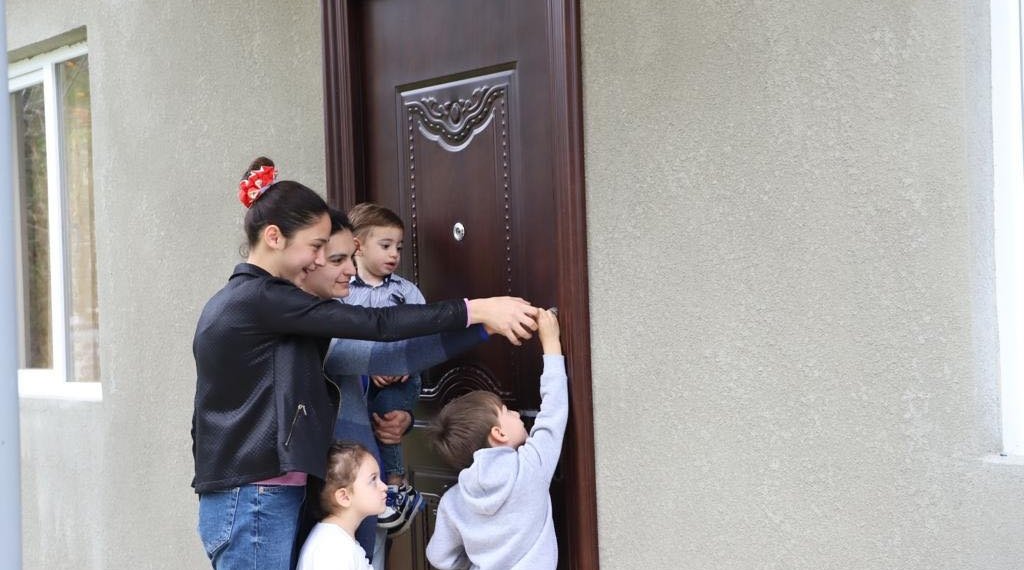 თერჯოლაში სოციალურად შეჭირვებულ 10 ოჯახს საცხოვრებელი სახლი გადაეცა